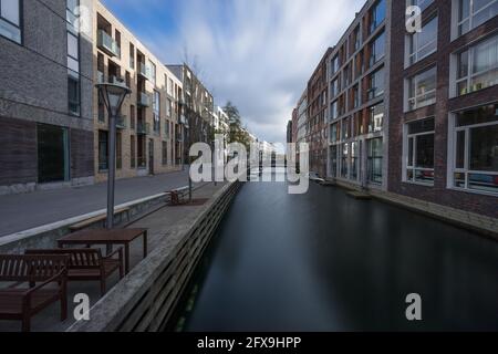 Ein Kanal in Sluseholmen ein neu erbauter Apartmentbereich in Kopenhagen mit Wasserkanälen Stockfoto