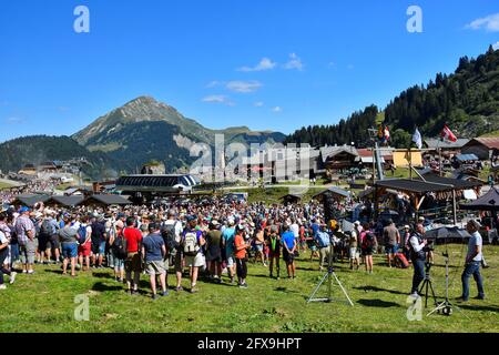 Chatel, Frankreich - 18. August 2019. Menschenmenge beim Sommerfest auf dem Land in Chatel , Französische Alpen, Portes du Soleil, Region Haute Savoie, Frankreich Stockfoto