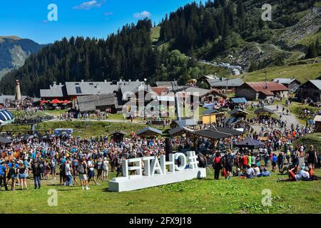 Chatel, Frankreich - 18. August 2019. Menschenmenge beim Sommerfest auf dem Land in Chatel , Französische Alpen, Portes du Soleil, Region Haute Savoie, Frankreich Stockfoto