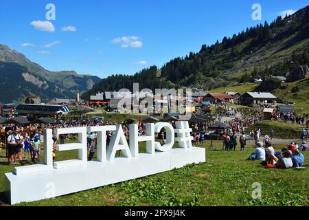 Chatel, Frankreich - 18. August 2019. Menschenmenge beim Sommerfest auf dem Land in Chatel , Französische Alpen, Portes du Soleil, Region Haute Savoie, Frankreich Stockfoto