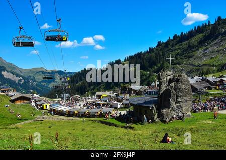 Chatel, Frankreich - 18. August 2019. Menschenmenge beim Sommerfest auf dem Land in Chatel , Französische Alpen, Portes du Soleil, Region Haute Savoie, Frankreich Stockfoto