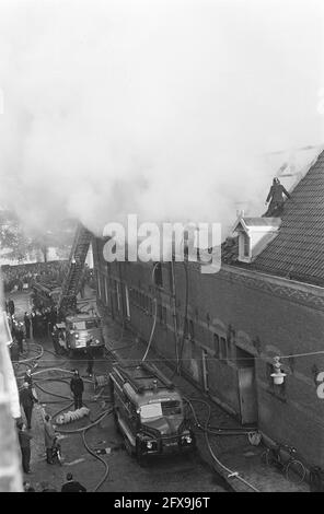 Feuer in der Blindenwerkstatt an der Amstel, Übersicht Löschaktivitäten, 20. Oktober 1964, Löschaktivitäten, Brände, Workshops, Niederlande, Foto der Presseagentur des 20. Jahrhunderts, zu erinnerende Nachrichten, Dokumentarfilm, historische Fotografie 1945-1990, visuelle Geschichten, Menschliche Geschichte des zwanzigsten Jahrhunderts, Momente in der Zeit festzuhalten Stockfoto