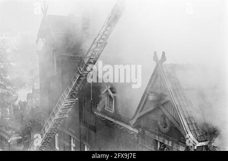 Feuer in der Werkstatt für Blinde an der Amstel, Vermessung der Löschaktivitäten [sic], 20. Oktober 1964, Löschaktivitäten, Brände, Workshops, Niederlande, Foto der Presseagentur des 20. Jahrhunderts, zu erinnerende Nachrichten, Dokumentarfilm, historische Fotografie 1945-1990, visuelle Geschichten, Menschliche Geschichte des zwanzigsten Jahrhunderts, Momente in der Zeit festzuhalten Stockfoto