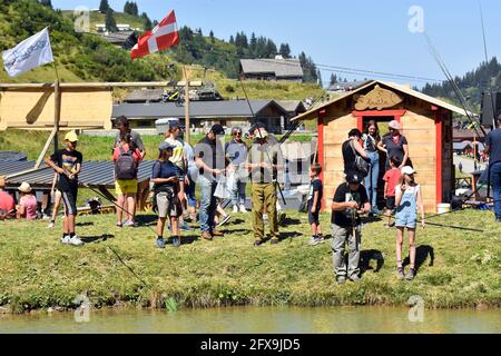 Chatel, Frankreich - 18. August 2019. Menschenmenge beim Sommerfest auf dem Land in Chatel , Französische Alpen, Portes du Soleil, Region Haute Savoie, Frankreich Stockfoto