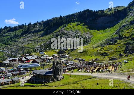 Chatel, Frankreich - 18. August 2019. Menschenmenge beim Sommerfest auf dem Land in Chatel , Französische Alpen, Portes du Soleil, Region Haute Savoie, Frankreich Stockfoto