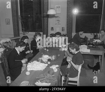 Strickkampagne für oranges Kind, 2. November 1946, Niederlande, Foto der Presseagentur des 20. Jahrhunderts, zu erinnerende Nachrichten, Dokumentarfilm, historische Fotografie 1945-1990, visuelle Geschichten, Menschliche Geschichte des zwanzigsten Jahrhunderts, Momente in der Zeit festzuhalten Stockfoto