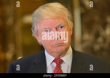 Akte - Grand Jury ernannt, um über mögliche Trump-Prozess zu entscheiden. Mehrere US-Medien berichteten, dass eine Grand Jury gebildet wurde, um zu entscheiden, ob die Akte des Staatsanwalts von Manhattan über Donald Trump und seine Gruppe einen Prozess rechtfertigen kann. Allen Weisselberg ist Chief Financial Officer der Trump Organization. 26.Mai 2021. Nach ihrem Treffen sprachen die designierten Präsidenten Trump und Alexandre und Bernard Arnault von LVHM Fashion am 9. Januar 2017 in der Lobby des Trump Tower in New York, NY, USA, mit der Presse. Foto von Albin Lohr-Jones / Pool/ABACAPRESS.COM Stockfoto