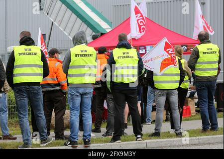 Hamburg, Deutschland. Mai 2021. Streikende stehen vor einer Carlsberg Deutschland Brauerei in Hamburg-Hausbruch. Im Lohnstreit bei norddeutschen Brauereien hat die Gewerkschaft NGG Beschäftigte in Bremen, Hamburg, Flensburg und Lübz zu Warnstreiks aufgefordert. Die Arbeitskampfmaßnahme sollte am Mittwoch Mittag mit der Spätschicht beginnen und 24 Stunden dauern. Kredit: Bodo Marks/dpa/Alamy Live Nachrichten Stockfoto