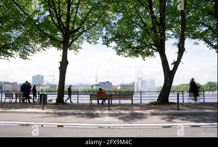 Hamburg, Deutschland. Mai 2021. Die Menschen genießen das sonnige Wetter an der Binnenalster. Kredit: Marcus Brandt/dpa/Alamy Live Nachrichten Stockfoto