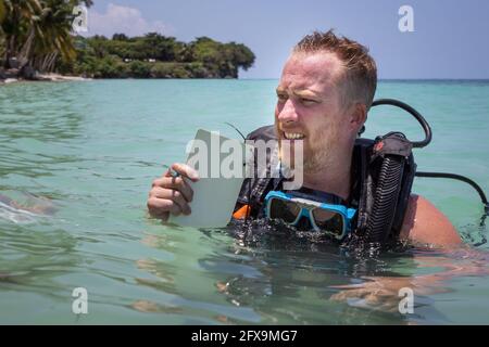 Panglao, Philippinen - 29. April 2021: Taucher im begrenzten Wasser, lernen, auswerten von Fähigkeiten Stockfoto