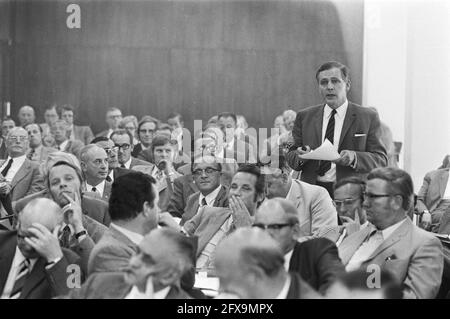 Außerordentliche Mitgliederversammlung KNVB, Herr Kolk (AGOVV) steht zwischen sitzenden Mitgliedern, 3. Juli 1971, Mitgliederversammlungen, Niederlande, 20. Jahrhundert Presseagentur Foto, Nachrichten zu erinnern, Dokumentarfilm, historische Fotografie 1945-1990, visuelle Geschichten, Menschliche Geschichte des zwanzigsten Jahrhunderts, Momente in der Zeit festzuhalten Stockfoto