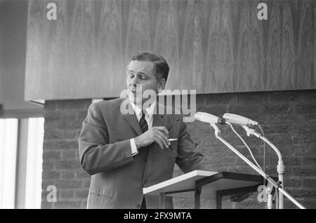 Außerordentliche Mitgliederversammlung KNVB, Nr. 22, 23, 24 Kolk spricht, nein 25 Rechts Couwenberg (Kopf), 3. Juli 1971, Mitgliederversammlungen, Niederlande, 20. Jahrhundert Presseagentur Foto, Nachrichten zu erinnern, Dokumentarfilm, historische Fotografie 1945-1990, visuelle Geschichten, Menschliche Geschichte des zwanzigsten Jahrhunderts, Momente in der Zeit festzuhalten Stockfoto
