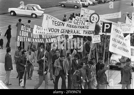 Ausländische Arbeitnehmer demonstrieren in Den Haag gegen die Regularisierung; Übersichtsdemonstration, 11. Oktober 1975, Demonstrationen, Niederlande, Presseagentur des 20. Jahrhunderts, Foto, Nachrichten zum erinnern, Dokumentarfilm, historische Fotografie 1945-1990, visuelle Geschichten, Menschliche Geschichte des zwanzigsten Jahrhunderts, Momente in der Zeit festzuhalten Stockfoto