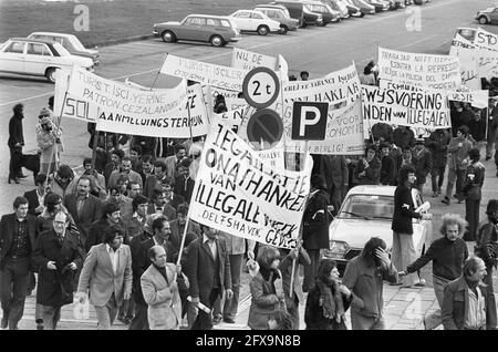 Ausländische Arbeitnehmer demonstrieren in Den Haag gegen die Regularisierung; Übersichtsdemonstration, 11. Oktober 1975, Demonstrationen, Niederlande, Presseagentur des 20. Jahrhunderts, Foto, Nachrichten zum erinnern, Dokumentarfilm, historische Fotografie 1945-1990, visuelle Geschichten, Menschliche Geschichte des zwanzigsten Jahrhunderts, Momente in der Zeit festzuhalten Stockfoto