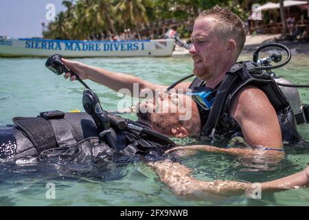 Panglao, Philippinen - 29. April 2021: Taucher, Tauchlehrer im Bereich des engen Wassers, Studium, Bewertung von Fähigkeiten, Rettungsfähigkeiten Stockfoto