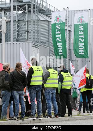 Hamburg, Deutschland. Mai 2021. Streikende stehen vor einer Carlsberg Deutschland Brauerei in Hamburg-Hausbruch. Im Lohnstreit bei norddeutschen Brauereien hat die Gewerkschaft NGG Beschäftigte in Bremen, Hamburg, Flensburg und Lübz zu Warnstreiks aufgefordert. Die Arbeitskampfmaßnahme sollte am Mittwoch Mittag mit der Spätschicht beginnen und 24 Stunden dauern. Kredit: Bodo Marks/dpa/Alamy Live Nachrichten Stockfoto