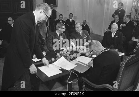 Bürgermeister De Ranitz unterzeichnet die Geburtsurkunde. Ihm gegenüber fltr. Pieter van Vollenhoven, B.A. Wolff, Kommandant der Luftwaffe, Ratsherr J. de Nooy, 22. April 1968, Bürgermeister, Dokumente, Geburten, Prinzen, Niederlande, Foto der Presseagentur des 20. Jahrhunderts, Nachrichten zu erinnern, Dokumentarfilm, historische Fotografie 1945-1990, visuelle Geschichten, Menschliche Geschichte des zwanzigsten Jahrhunderts, Momente in der Zeit festzuhalten Stockfoto