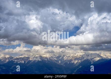 Schneebedeckte Berggipfel in den Wolken. Touristenrouten. Extremer Tourismus, extremer Sport. Die Gipfel erklimmen. Stockfoto