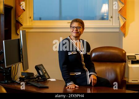 Vertreterin Karen Bass in einem Führungsbüro des Repräsentantenhauses im dritten Stock im US-Kapitol am 30. Juli 2020 in Washington DC Stockfoto