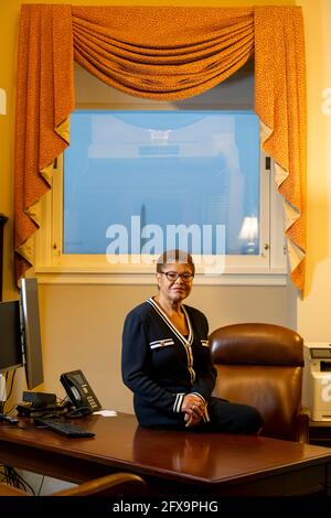 Vertreterin Karen Bass in einem Führungsbüro des Repräsentantenhauses im dritten Stock im US-Kapitol am 30. Juli 2020 in Washington DC Stockfoto