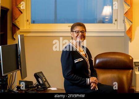 Vertreterin Karen Bass in einem Führungsbüro des Repräsentantenhauses im dritten Stock im US-Kapitol am 30. Juli 2020 in Washington DC Stockfoto