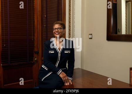 Vertreterin Karen Bass in einem Führungsbüro des Repräsentantenhauses im dritten Stock im US-Kapitol am 30. Juli 2020 in Washington DC Stockfoto