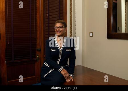 Vertreterin Karen Bass in einem Führungsbüro des Repräsentantenhauses im dritten Stock im US-Kapitol am 30. Juli 2020 in Washington DC Stockfoto