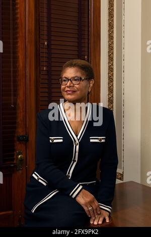 Vertreterin Karen Bass in einem Führungsbüro des Repräsentantenhauses im dritten Stock im US-Kapitol am 30. Juli 2020 in Washington DC Stockfoto