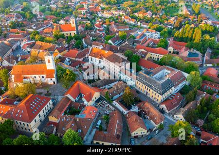 Szentendre, Ungarn die Stadt der Künste aus der Vogelperspektive. Luftbild der Stadt. Stockfoto