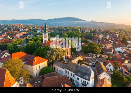 Szentendre, Ungarn - fantastische Luftaufnahme über die serbisch-orthodoxe Kathedrale in Belgrad im Herzen der Stadt. Stockfoto