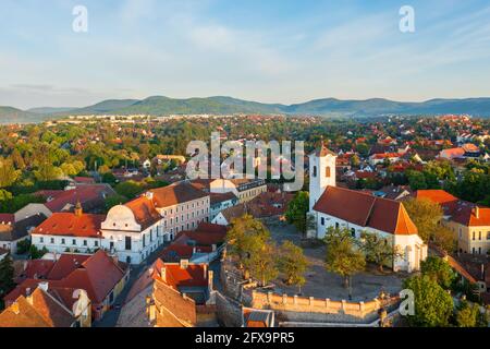 Luftaufnahme über das Rathaus von Szentendre und die St. John's Parish Church im Herzen der Stadt. Stockfoto