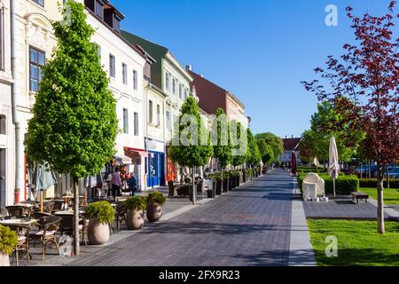 Blick auf Varkerulet (Hauptstraße) mit einer Reihe barocker Häuser im Frühjahr, Sopron, Ungarn Stockfoto