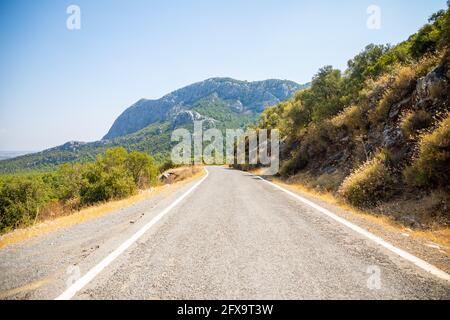 Eine malerische schmale asphaltierte Straße im Termessos Nationalpark in der Türkei. Stockfoto