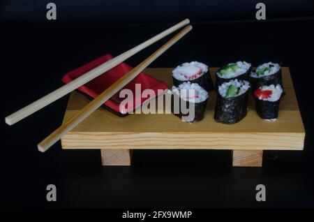 Sushis on a Holzbrett Stockfoto