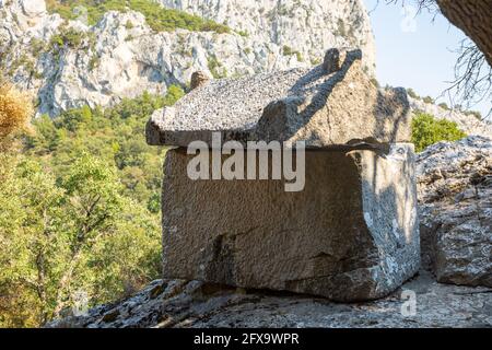 Zerstörte griechische Gräber und alte Bestattungen in der antiken Stadt Von Termessos bei Antalya in der Türkei Stockfoto