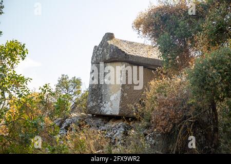 Zerstörte griechische Gräber und alte Bestattungen in der antiken Stadt Von Termessos bei Antalya in der Türkei Stockfoto