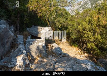 Zerstörte griechische Gräber und alte Bestattungen in der antiken Stadt Von Termessos bei Antalya in der Türkei Stockfoto