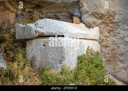 Zerstörte griechische Gräber und alte Bestattungen in der antiken Stadt Von Termessos bei Antalya in der Türkei Stockfoto