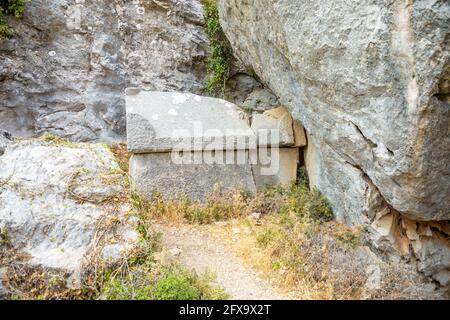 Zerstörte griechische Gräber und alte Bestattungen in der antiken Stadt Von Termessos bei Antalya in der Türkei Stockfoto