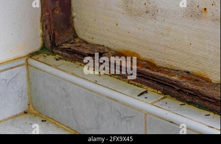 Dreckige, verrostete Balkonteile im Hotelzimmer im Nai Thon Naithon Beach Phuket Thailand. Stockfoto