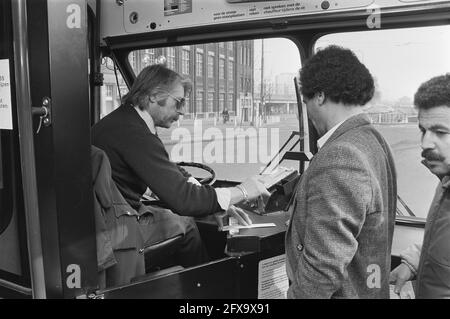 Busfahrer prüft und stempelt Tickets statt Stanzmaschine seit 4/3/85, 5. März 1985, Busse, Fahrer, Niederlande, Presseagentur des 20. Jahrhunderts, Foto, Nachrichten zum erinnern, Dokumentarfilm, historische Fotografie 1945-1990, visuelle Geschichten, Menschliche Geschichte des zwanzigsten Jahrhunderts, Momente in der Zeit festzuhalten Stockfoto