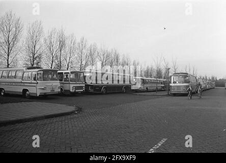 Busse auf dem Stadionplein, 18. November 1973, autofreier Sonntag, Busse, International, Ölboykott, Fußball, Niederlande, Foto der Presseagentur des 20. Jahrhunderts, zu erinnerende Nachrichten, Dokumentarfilm, historische Fotografie 1945-1990, visuelle Geschichten, Menschliche Geschichte des zwanzigsten Jahrhunderts, Momente in der Zeit festzuhalten Stockfoto