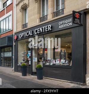 OPTISCHE MITTE Front Store Fassade des französischen Shops mit Logo Signage in Paris, Frankreich 20.5.2021 OPTICAL CENTER ist eine berühmte Marke für Lesebrillen, Forts Stockfoto