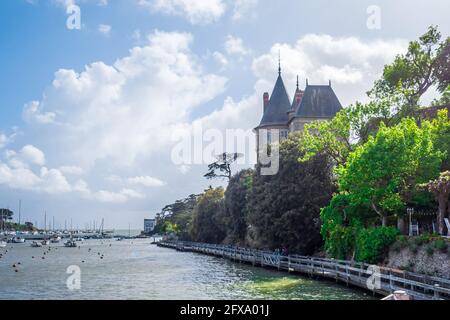 21-5-2021 Pornic Frankreich schöne Aussicht auf das mittelalterliche Schloss von Pornic in der Nähe des Hafens blaugrünes Meer mit Booten. Sonniger Tag romantischer touristischer französischer Urlaub Stockfoto