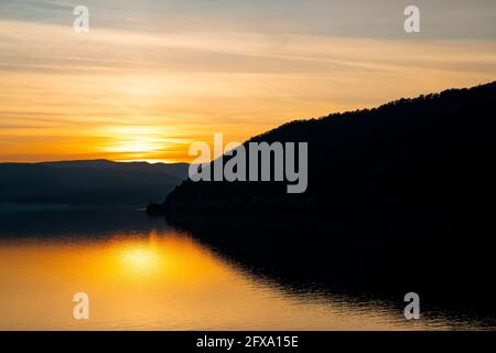 Blick auf den Sonnenuntergang in der Donau-Schlucht in Djerdap auf dem Serbisch-rumänische Grenze Stockfoto