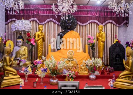 Dhaka, Bangladesch. Mai 2021. Idole des Buddha, die während der Feierlichkeiten gesehen wurden. Buddha Purnima, das größte religiöse Fest der buddhistischen Gemeinschaft, markiert das Aufkommen, Erlangen des Nirvana (oder Erleuchtung) und Aufbruch von Lord Gautama Buddha. Kredit: SOPA Images Limited/Alamy Live Nachrichten Stockfoto