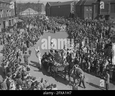 Karneval In Nijmegen. Ankunft von Prinz Karneval und Parade, 19. April 1953, Karneval, Niederlande, 20. Jahrhundert Presseagentur Foto, Nachrichten zu erinnern, Dokumentarfilm, historische Fotografie 1945-1990, visuelle Geschichten, Menschliche Geschichte des zwanzigsten Jahrhunderts, Momente in der Zeit festzuhalten Stockfoto