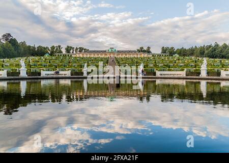 POTSDAM, 14. AUGUST 2017: Weinbergterrassen-Terrassen und Schloss Sanssouci in Potsdam Stockfoto