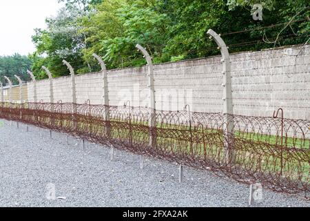 Stacheldraht am Rande des Konzentrationslagers Sachsenhausen, Deutschland Stockfoto