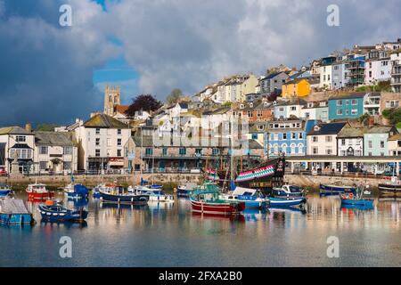 Hafen von Brixham Devon, Blick auf Fischerboote, die im Hafen von Brixham, Torbay, Devon, Südwestengland, Großbritannien, festgemacht sind Stockfoto